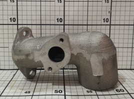 Патрубок подводящий водомаслянного радиатора 841.1303160-10 (левого блока)