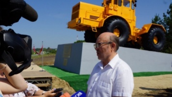 В КУРГАНСКОЙ ОБЛАСТИ ОТКРЫТ МЕМОРИАЛ ТРУДОВОЙ СЛАВЫ ТРАКТОРУ КИРОВЕЦ К-700